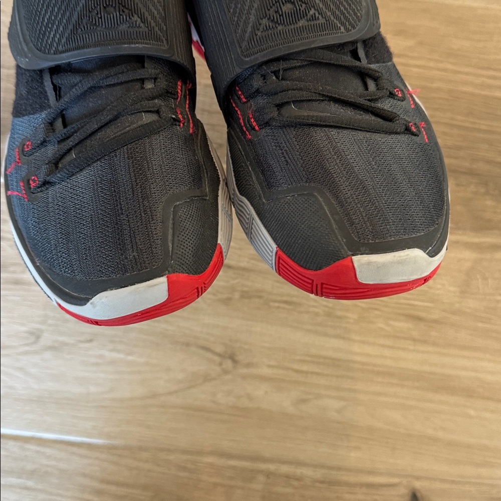 Nike Kyrie Bred 10 1/2 sneakers - Picture 2 of 8